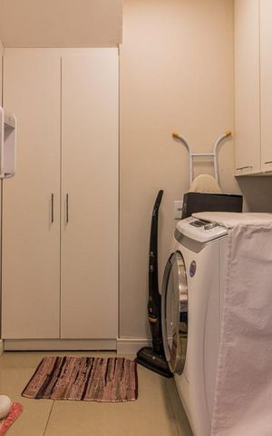 Casa de condomínio à venda com 320m², 4 quartos e 2 vagas Casa de condomínio à venda com 320m², 4 quartos e 2 vagasDetalhe da area de serviço