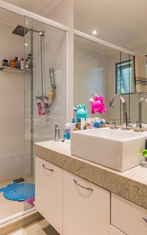 Casa de condomínio à venda com 320m², 4 quartos e 2 vagas Casa de condomínio à venda com 320m², 4 quartos e 2 vagasBanheiro da Suíte