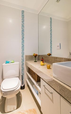 Casa de condomínio à venda com 320m², 4 quartos e 2 vagas Casa de condomínio à venda com 320m², 4 quartos e 2 vagasBanheiro Social
