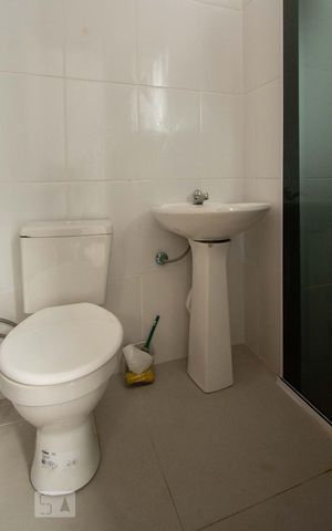 Casa à venda com 285m², 3 quartos e 3 vagas Casa à venda com 285m², 3 quartos e 3 vagasBanheiro de Serviço