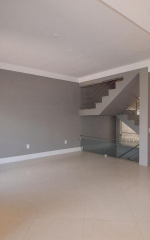 Casa à venda com 409m², 3 quartos e 4 vagas Casa à venda com 409m², 3 quartos e 4 vagasSala