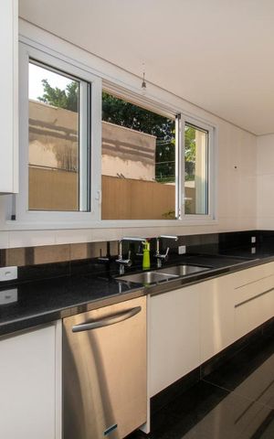 Casa à venda com 750m², 4 quartos e 15 vagas Casa à venda com 750m², 4 quartos e 15 vagasCozinha