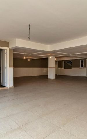 Casa à venda com 750m², 4 quartos e 15 vagas Casa à venda com 750m², 4 quartos e 15 vagasGaragem