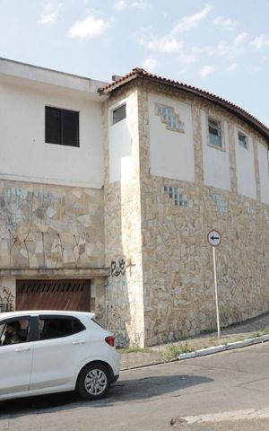 Casa para alugar com 340m², 4 quartos e 5 vagasFachada