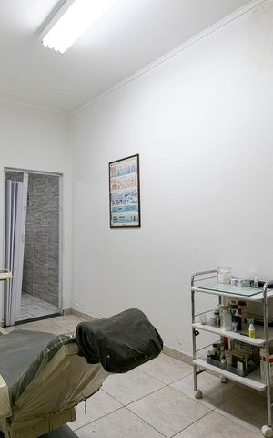Casa à venda com 250m², 3 quartos e 5 vagasQuarto 4 / Consultorio