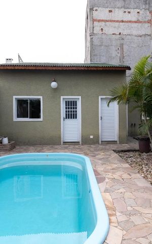 Casa à venda com 400m², 6 quartos e 4 vagas Casa à venda com 400m², 6 quartos e 4 vagasQuintal - Piscina