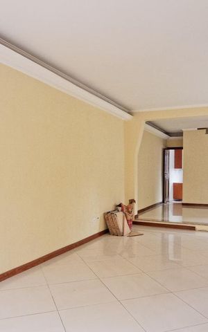 Casa à venda com 380m², 3 quartos e 2 vagas Casa à venda com 380m², 3 quartos e 2 vagasSala