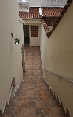 Casa para alugar com 132m², 3 quartos e 2 vagasEscadas de acesso a Edícula e Área de Serviço