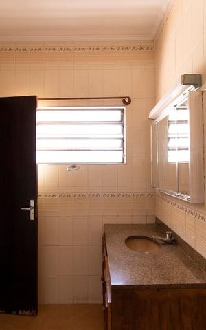 Casa à venda com 190m², 4 quartos e 2 vagas Casa à venda com 190m², 4 quartos e 2 vagasBanheiro