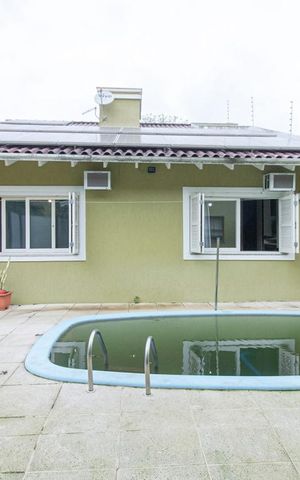 Casa à venda com 366m², 3 quartos e 3 vagas Casa à venda com 366m², 3 quartos e 3 vagasPiscina