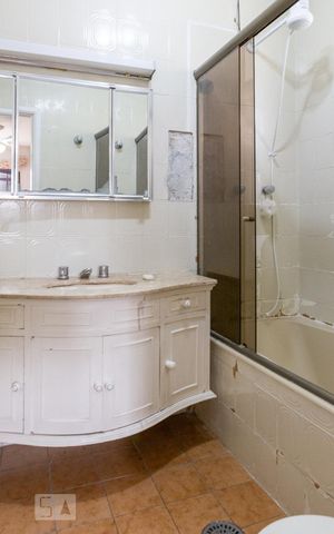 Casa à venda com 350m², 4 quartos e 2 vagas Casa à venda com 350m², 4 quartos e 2 vagasBanheiro da Suíte