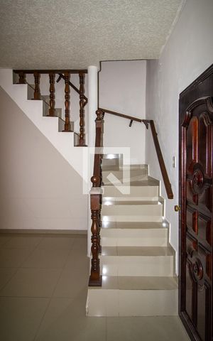 Casa para alugar com 240m², 3 quartos e 2 vagasEscada