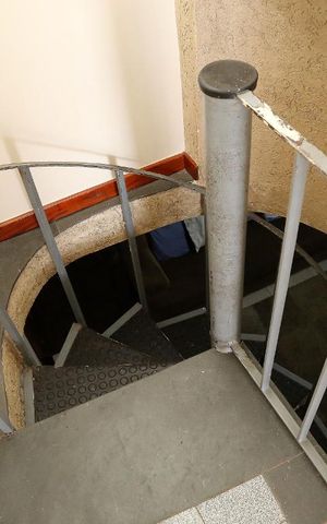 Casa à venda com 120m², 2 quartos e 2 vagasEscada