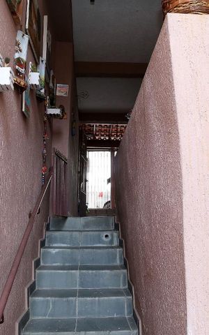 Casa à venda com 120m², 2 quartos e 2 vagasEscada