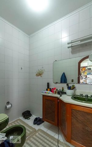 Casa à venda com 570m², 4 quartos e 4 vagas Casa à venda com 570m², 4 quartos e 4 vagasBanheiro da suíte 2