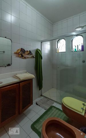 Casa à venda com 570m², 4 quartos e 4 vagas Casa à venda com 570m², 4 quartos e 4 vagasBanheiro da suíte 1