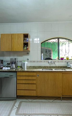 Casa à venda com 570m², 4 quartos e 4 vagas Casa à venda com 570m², 4 quartos e 4 vagasCozinha