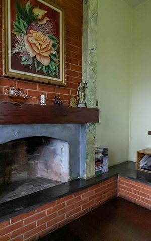 Casa à venda com 570m², 4 quartos e 4 vagas Casa à venda com 570m², 4 quartos e 4 vagasSala de lareira