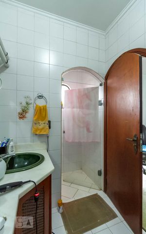 Casa à venda com 570m², 4 quartos e 4 vagas Casa à venda com 570m², 4 quartos e 4 vagasBanheiro da suíte 2