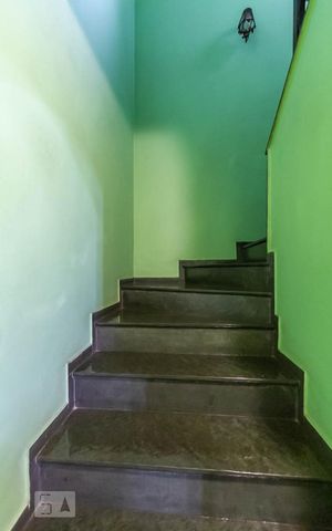 Casa à venda com 570m², 4 quartos e 4 vagas Casa à venda com 570m², 4 quartos e 4 vagasEscada
