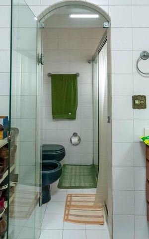 Casa à venda com 570m², 4 quartos e 4 vagas Casa à venda com 570m², 4 quartos e 4 vagasBanheiro da suíte 4