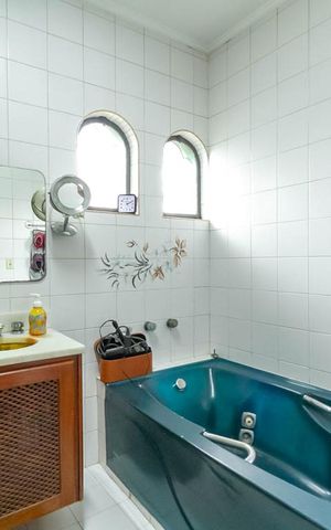 Casa à venda com 570m², 4 quartos e 4 vagas Casa à venda com 570m², 4 quartos e 4 vagasBanheiro da suíte 4