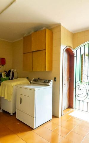 Casa à venda com 570m², 4 quartos e 4 vagas Casa à venda com 570m², 4 quartos e 4 vagasÁrea de serviço
