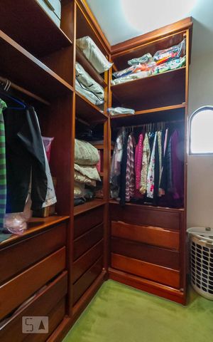 Casa à venda com 570m², 4 quartos e 4 vagas Casa à venda com 570m², 4 quartos e 4 vagasCloset da suíte 1