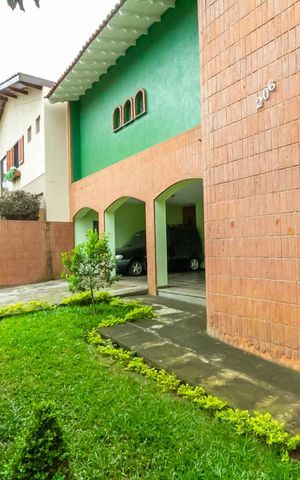 Casa à venda com 570m², 4 quartos e 4 vagas Casa à venda com 570m², 4 quartos e 4 vagasQuintal