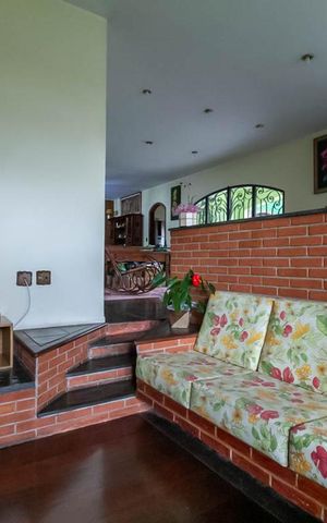 Casa à venda com 570m², 4 quartos e 4 vagas Casa à venda com 570m², 4 quartos e 4 vagasSala de lareira