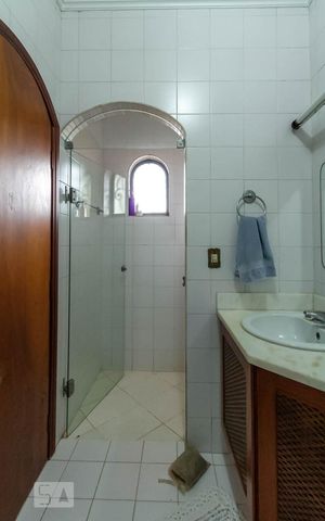 Casa à venda com 570m², 4 quartos e 4 vagas Casa à venda com 570m², 4 quartos e 4 vagasBanheiro da suíte 3