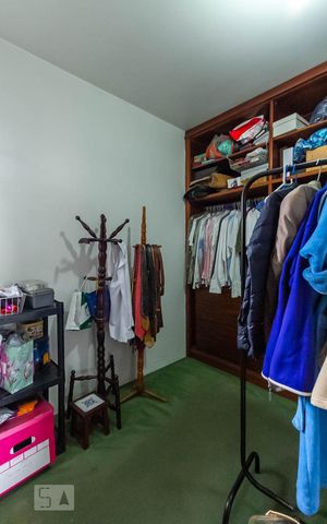 Casa à venda com 570m², 4 quartos e 4 vagas Casa à venda com 570m², 4 quartos e 4 vagasCloset da suíte 4