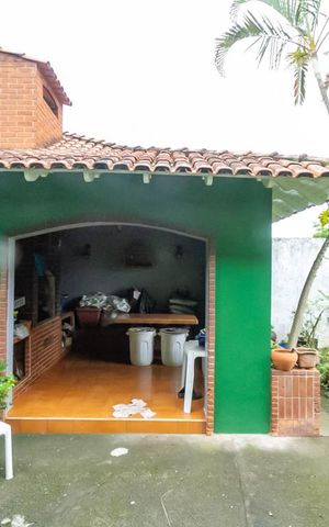Casa à venda com 570m², 4 quartos e 4 vagas Casa à venda com 570m², 4 quartos e 4 vagasVista