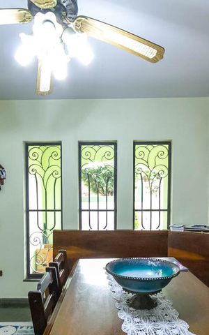 Casa à venda com 570m², 4 quartos e 4 vagas Casa à venda com 570m², 4 quartos e 4 vagasSala de jantar
