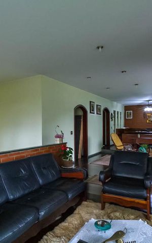 Casa à venda com 570m², 4 quartos e 4 vagas Casa à venda com 570m², 4 quartos e 4 vagasSala