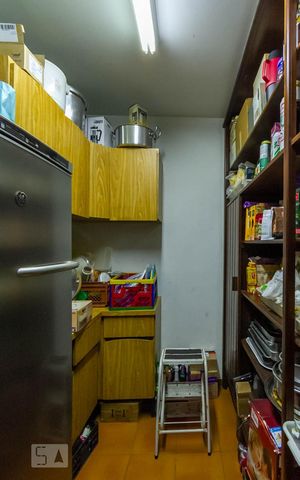Casa à venda com 570m², 4 quartos e 4 vagas Casa à venda com 570m², 4 quartos e 4 vagasDespensa