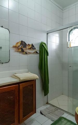 Casa à venda com 570m², 4 quartos e 4 vagas Casa à venda com 570m², 4 quartos e 4 vagasBanheiro da suíte 1