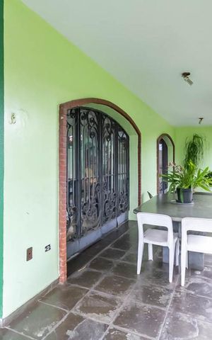 Casa à venda com 570m², 4 quartos e 4 vagas Casa à venda com 570m², 4 quartos e 4 vagasVaranda da sala