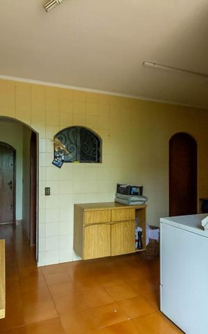 Casa à venda com 570m², 4 quartos e 4 vagas Casa à venda com 570m², 4 quartos e 4 vagasÁrea de Serviço