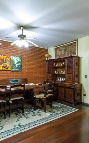 Casa à venda com 570m², 4 quartos e 4 vagas Casa à venda com 570m², 4 quartos e 4 vagasSala de jantar