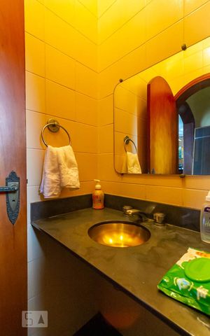 Casa à venda com 570m², 4 quartos e 4 vagas Casa à venda com 570m², 4 quartos e 4 vagasLavabo