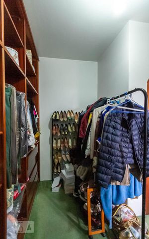 Casa à venda com 570m², 4 quartos e 4 vagas Casa à venda com 570m², 4 quartos e 4 vagasCloset da suíte 4