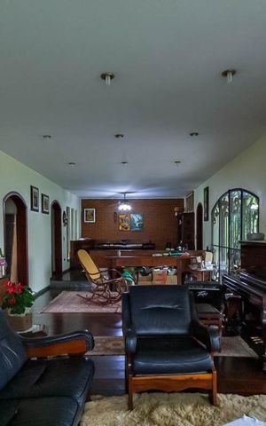 Casa à venda com 570m², 4 quartos e 4 vagas Casa à venda com 570m², 4 quartos e 4 vagasSala
