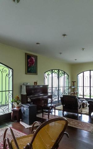 Casa à venda com 570m², 4 quartos e 4 vagas Casa à venda com 570m², 4 quartos e 4 vagasSala
