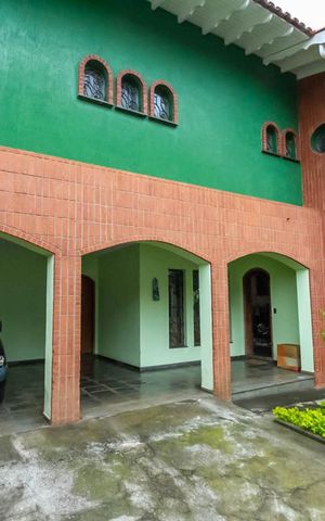 Casa à venda com 570m², 4 quartos e 4 vagas Casa à venda com 570m², 4 quartos e 4 vagasGaragem