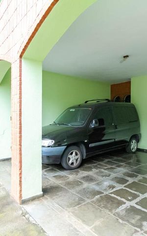Casa à venda com 570m², 4 quartos e 4 vagas Casa à venda com 570m², 4 quartos e 4 vagasGaragem