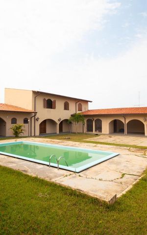 Casa à venda com 980m², 6 quartos e 8 vagas Casa à venda com 980m², 6 quartos e 8 vagasQuintal