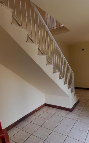 Casa à venda com 980m², 6 quartos e 8 vagas Casa à venda com 980m², 6 quartos e 8 vagasHall da Escada