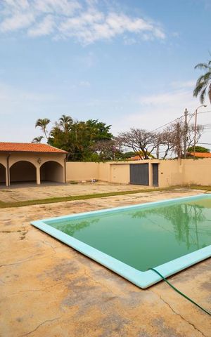 Casa à venda com 980m², 6 quartos e 8 vagas Casa à venda com 980m², 6 quartos e 8 vagasQuintal