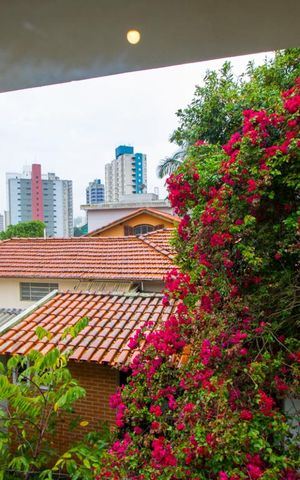 Casa à venda com 320m², 4 quartos e 6 vagas Casa à venda com 320m², 4 quartos e 6 vagasVista do quarto 4